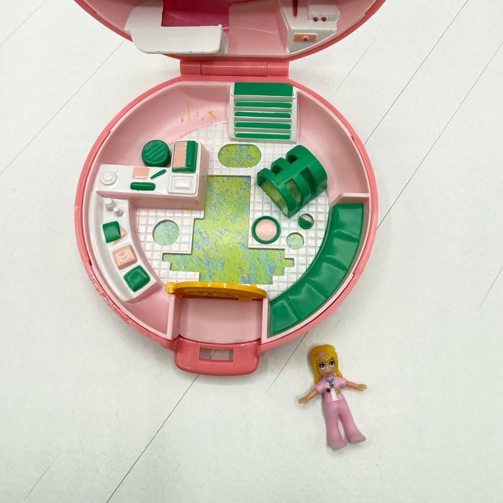 Polly‎ Pocket Bluebird Buttons Animal Hospital Vet Pink Compact 1989 Vintage - Picture 2 of 6